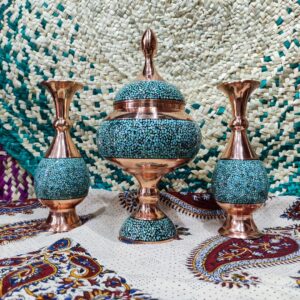 ست یک جفت گلدان فیروزه کوبی در کنار یک عدد شکلات خوری فیروزه کوبی